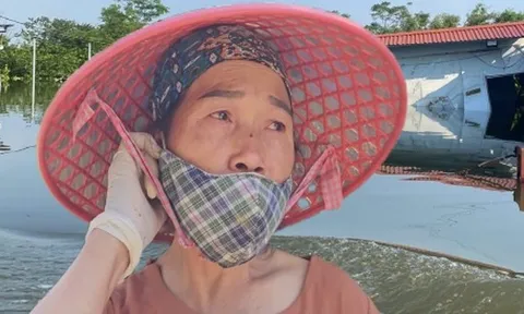 'Rốn lũ' Hà Nội: Tối nước còn mấp mé mép sân, trưa hôm sau đã tới nóc nhà