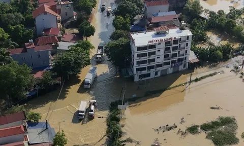 Nhìn từ flycam: Nước sông tràn bờ, quốc lộ ngăn cách, một vùng rộng lớn ở Hà Nội chìm trong biển nước
