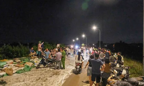 Nóng: Đê ở Bắc Ninh đang tràn, có nguy cơ vỡ đê