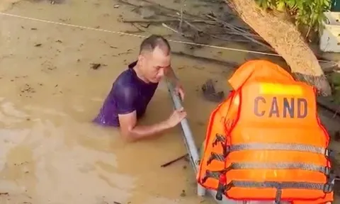 VIDEO: Phó trưởng công an xã bất chấp nguy hiểm lặn xuống dòng nước lũ, phá cửa cứu hai mẹ con