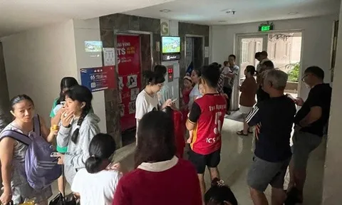 Cháy tầng 15 chung cư ở TP HCM lúc trời đang mưa