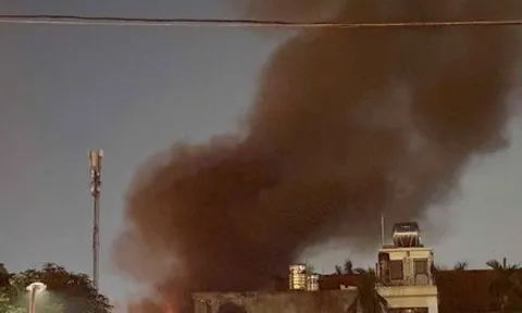 Cháy lớn nhà xưởng ở Hà Nội, máy xúc phá tường để dập lửa