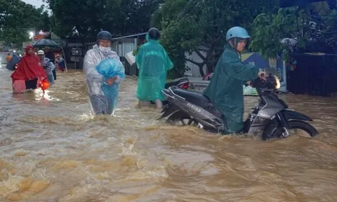 CLIP: Mưa lớn gây ngập nặng, nước cuồn cuộn tràn qua đường Âu Cơ ở Đà Nẵng