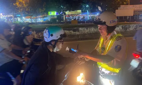 Bất ngờ với hành động của người vi phạm nồng độ cồn ở TP HCM