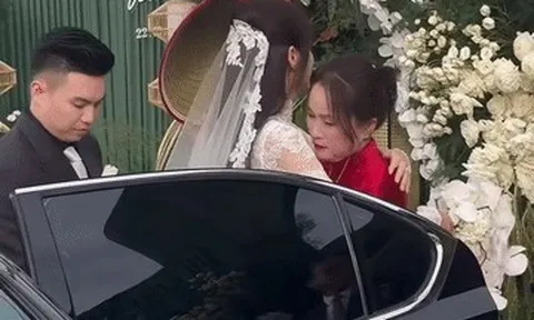 Mẹ hoa hậu Đỗ Thị Hà bịn rịn tiễn con gái về nhà chồng ở Quảng Trị