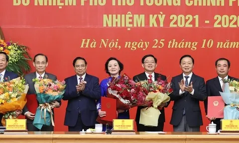 Thủ tướng trao quyết định bổ nhiệm 2 Phó Thủ tướng, 3 Bộ trưởng