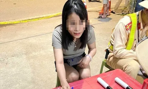 Nữ tài xế vi phạm nồng độ cồn vượt mức kịch khung, hất văng máy đo của cảnh sát