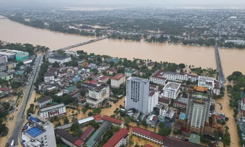 Mưa lớn khiến 8 người chết và mất tích, báo động về lũ trên các sông ở miền Trung