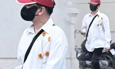 Ảnh, clip: Ca sĩ Vũ Hà đổi trang phục, lộ vẻ căng thẳng trong buổi chiều xét xử vụ đánh bạc ở khách sạn Pullman