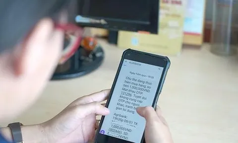 Phát hiện người phụ nữ ở Hải Phòng liên tục nhìn điện thoại khi giao dịch ngân hàng, công an lập tức có mặt