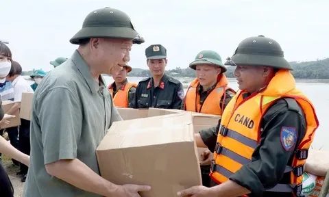 Tổng Bí thư thăm hỏi, động viên đồng bào, cán bộ, chiến sĩ đang ứng phó, khắc phục hậu quả thiên tai