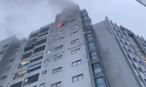 Cháy căn hộ chung cư vào rạng sáng, nhiều người dân hoảng hốt