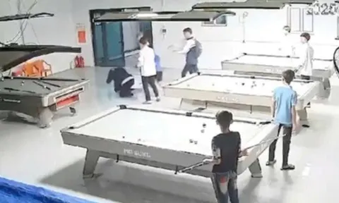 VIDEO: Nam sinh bị nhóm bạn dùng gậy bida đánh tới tấp phải nhập viện cấp cứu