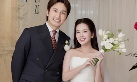 Diễn viên Ngọc Huyền xinh đẹp rạng ngời trong lễ ăn hỏi với Đình Tú