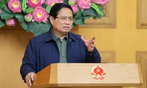 Thủ tướng: Bằng mọi cách tiếp tế được cho người dân bị chia cắt do mưa lũ lịch sử ở miền Trung