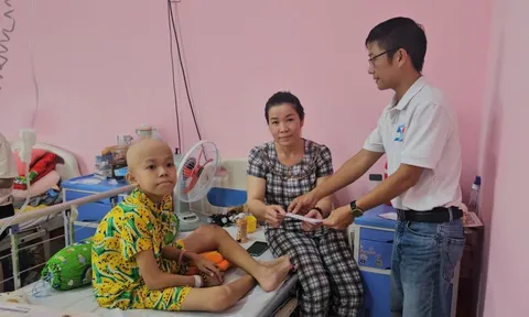 Báo Người Lao Động trao 20 suất quà cho bệnh nhân nghèo ở vùng lũ dữ TP Huế