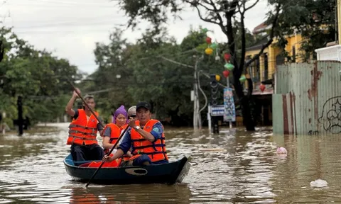 Trắng đêm giữ kè, chống lũ