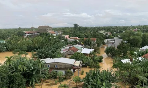 Nắng lên, hàng chục ngàn nhà dân ở Đà Nẵng vẫn ngập sâu trong lũ lịch sử