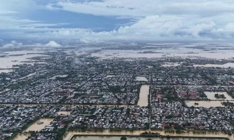 TP Huế hoang tàn, bị rác và bùn bủa vây sau trận 'đại hồng thuỷ'