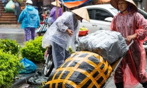 Người Hà Nội vất vả mưu sinh trong ngày mưa phùn, gió lạnh tăng cường