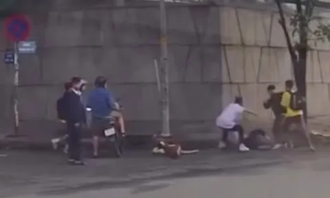 Truy xét nhóm học sinh đánh nhau ngay giao lộ ở TP HCM