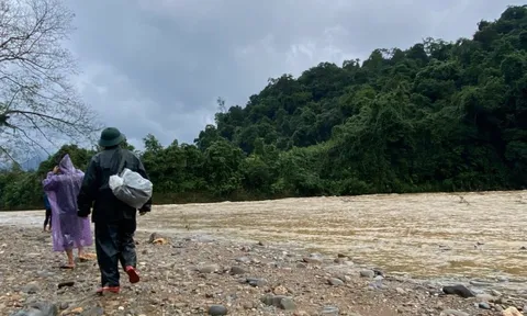 12 giờ chạy đua giữa dòng nước lũ để tìm một người phụ nữ ở Quảng Trị