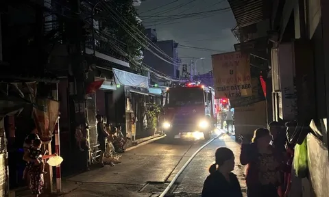 Ngọn lửa trùm kho phế liệu trong khu dân cư, người dân hoảng loạn tháo chạy