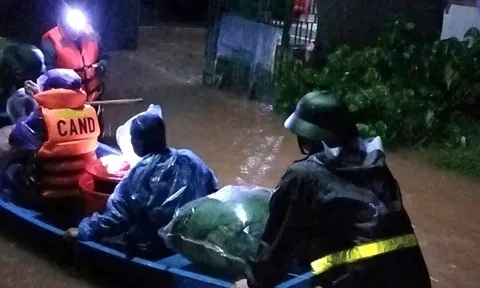 Cận cảnh nước lũ gần chạm mái nhà ở Hà Tĩnh