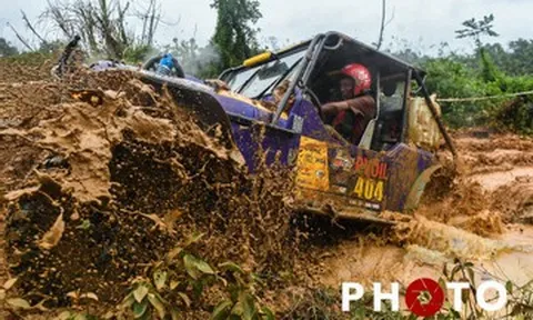 Cận cảnh phần thi 'khó nhằn' nhất Giải đua ô tô địa hình VOC 2025 ở Hà Nội