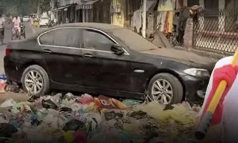 Đang quay video, Vlogger sững sờ phát hiện xe sang BMW bị bỏ hoang giữa bãi rác