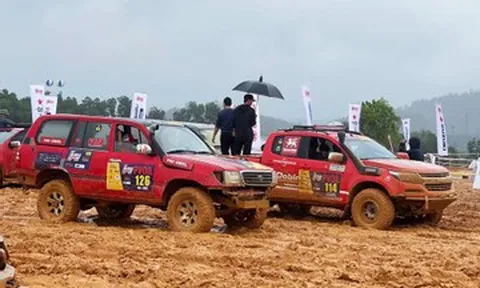 140 tay đua tranh tài trong mưa bùn tại giải đua xe địa hình lớn nhất Việt Nam