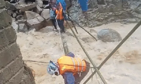 Hồi hộp cảnh nữ giáo viên mang thai sắp sinh ở Đà Nẵng vượt lũ dữ đến cơ sở y tế