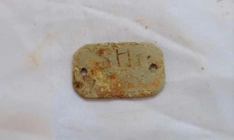 Tìm thấy hài cốt liệt sĩ kèm biển nhôm khắc ký hiệu rất quan trọng