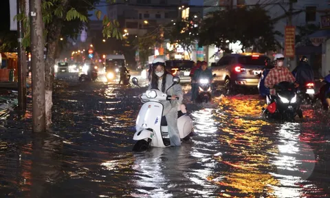 Triều cường ở Cần Thơ vượt báo động III, lo ngại nguy cơ ngập sâu