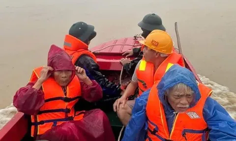 Chủ tịch Đà Nẵng ký chi 210 tỉ hỗ trợ khẩn cho 72 xã phường khắc phục mưa lũ