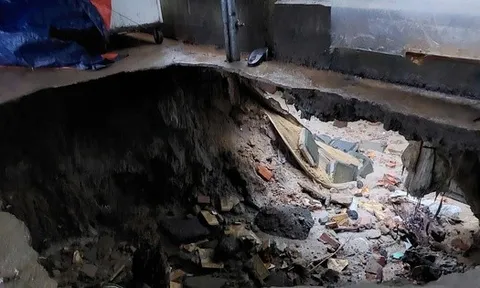 CLIP: Mưa lớn, xuất hiện hố sụp ở khu chung cư tại Đà Nẵng