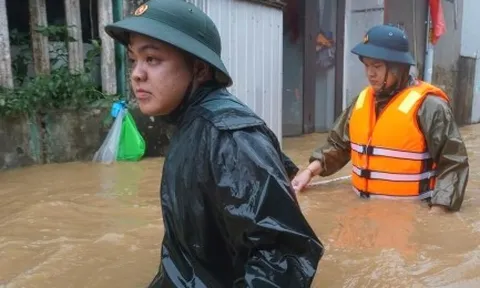 Nước dâng cao chảy xiết, người dân 'rốn lũ' Mẹ Suốt lại cuống cuồng sơ tán