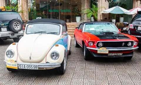 Dàn xe sang cổ cực chất của dân chơi Sài Gòn bất ngờ xuất hiện trên phố Hà Nội
