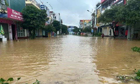 Mưa lớn ở Quảng Trị: Sạt lở, ngập sâu, giao thông tê liệt