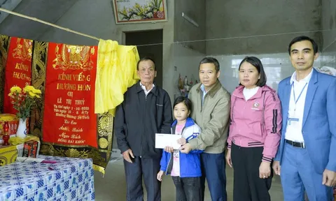 Báo Người Lao Động trao 30 triệu đồng tới 2 cháu nhỏ có mẹ tử vong trong bão số 10