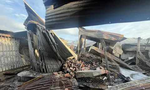 Hiện trường đổ nát ở chợ Bình Dương sau vụ cháy bất ngờ trong đêm