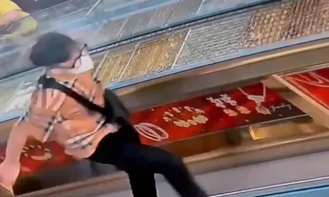 Clip 40 giây ghi lại cảnh tiệm vàng ở phường An Phú, TP HCM bị cướp