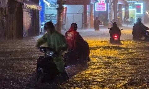 TP HCM: Mưa lớn kéo dài trong đêm, ngập nặng, xe cộ “chết đứng”