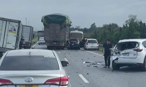 Va chạm liên hoàn trên cao tốc, nhiều xế hộp hư hỏng