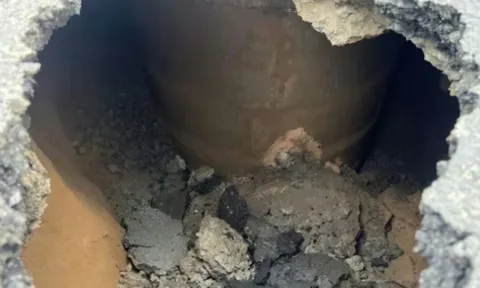 Chiếc hố sâu 2,5 mét xuất hiện, người dân 1 phường ở TP HCM liền cảnh báo khẩn cấp