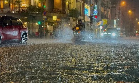 Bì bõm trên nhiều tuyến đường trung tâm TP HCM tối cuối tuần, xe chết máy, nước tràn vào quán