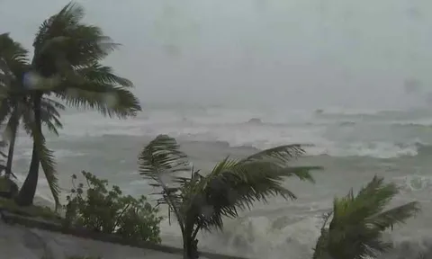 Bão Phượng Hoàng chính thức mạnh lên cấp siêu bão