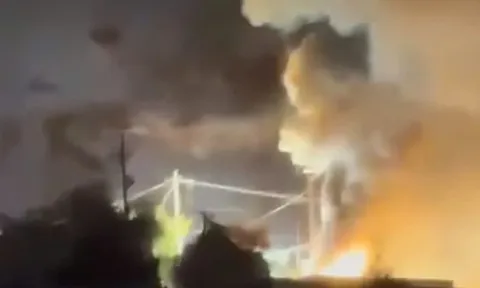 Trụ điện phát nổ, cháy lan sang 4 nhà dân, 1 người bị thương