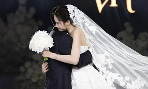 Hoa hậu Đỗ Thị Hà khóc nói với chồng: 'Anh là bến đỗ bình yên nhất của đời em'