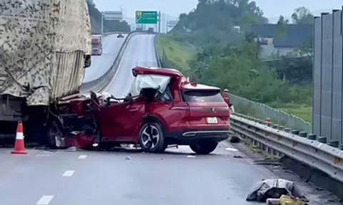 Phanh khẩn cấp không thể cứu mạng tài xế xe 7 chỗ đâm vào xe tải trên cao tốc